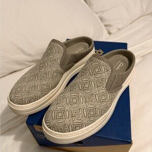 Clarks Cloudsteppers Gray Slip-On Patterned Shoes
